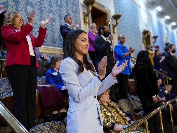 Alexandria Ocasio-Cortez estuvo presente en el discurso de Joe Biden.