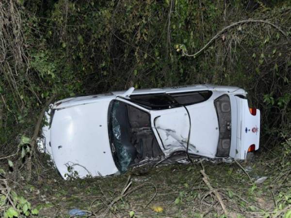 El vehículo cayó en una hondonada en la carretera que conduce a Pimienta, Cortés, norte de Honduras. Dos niños murieron producto del volcamiento.