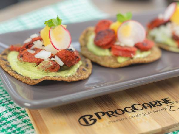 Prepara las tostadas justo al momento de degustarlas para evitar que las tortillas se pongan aguadas.