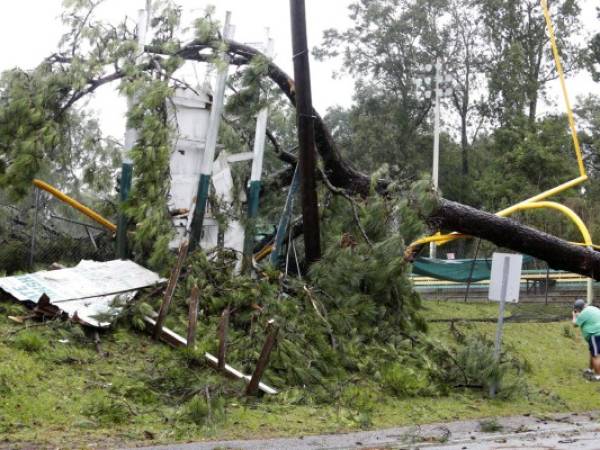 Daños causados al estadio de la escuela Summerville, en Estados Unidos. El huracán Dorian azotó la costa de Carolina del norte de EE UU. Foto: AP.