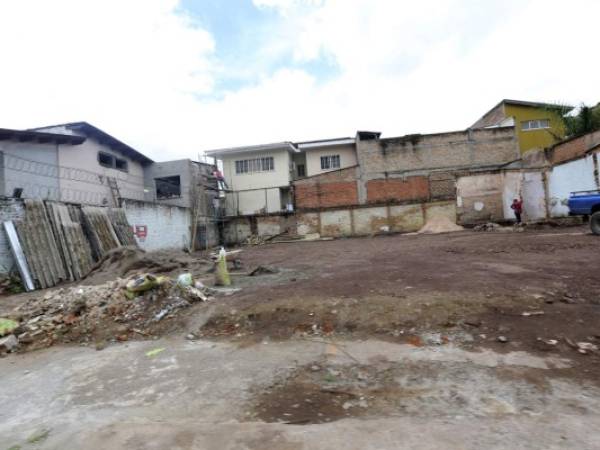 Muchos propietarios han optado por demoler las ruinas de sus viviendas para vender los terrenos, pero lo elevados costos hacen que no se cierren tratos.