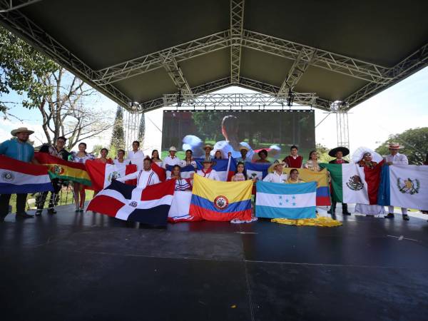 La Fiesta Panamericana demostró ser mucho más que un simple evento, fue un mágico encuentro que trascendió las fronteras, unificó la comunidad estudiantil en una celebración efervescente de la multiculturalidad y el respeto por las raíces de 17 naciones.