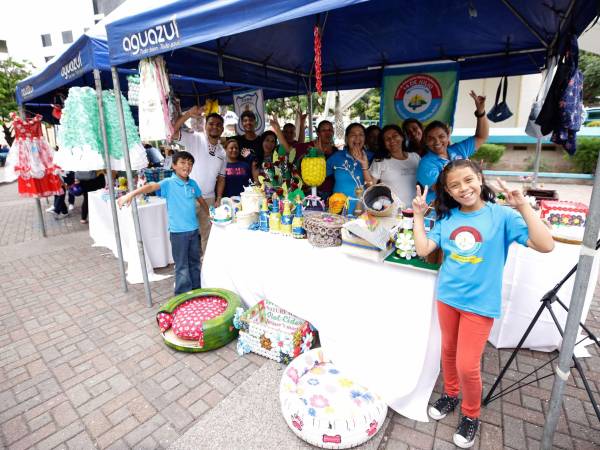 Del CEB 14 de Julio participaron docentes, estudiantes y padres de familia en la Feria de Reciclaje. Para todos fue una grata experiencia. Las ganancias son para la institución.