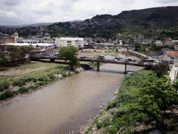 Cruzar por el puente Soberanía es un desafío por su mal estado .