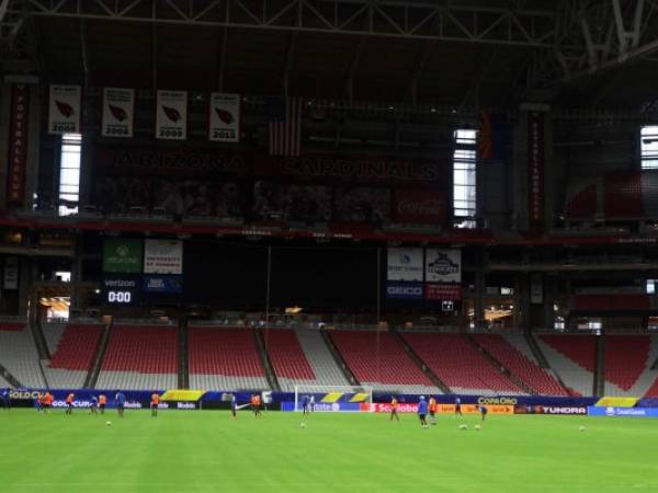 La H ya probó la impecable grama del estadio de la Universidad de Phoenix (Foto: Ronal Aceituno/OPSA)