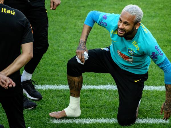 Neymar en el entrenamiento con Brasil