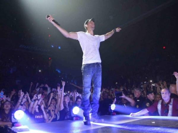 El cantante español Enrique Iglesias lidera con diez nominaciones.