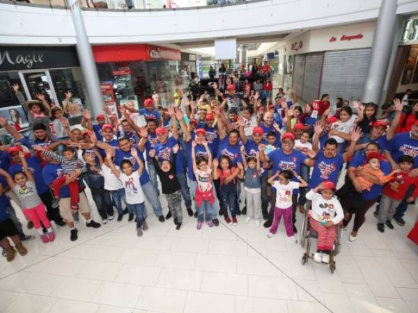 El grupo de padres emocionado por iniciar las competencias. Foto: EL HERALDO/David Romero