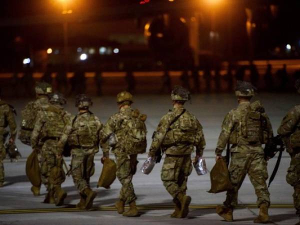 En esta imagen del miércoles 1 de enero de 2020, soldados del Ejército de Estados Unidos de la Compañía Aérea 82, abordan una aeronave C-17 en Fort Bragg, Carolina del Norte, para su despliegue en Medio Oriente. (Melissa Sue Gerrits/The Fayetteville Observer via AP, Archivo)