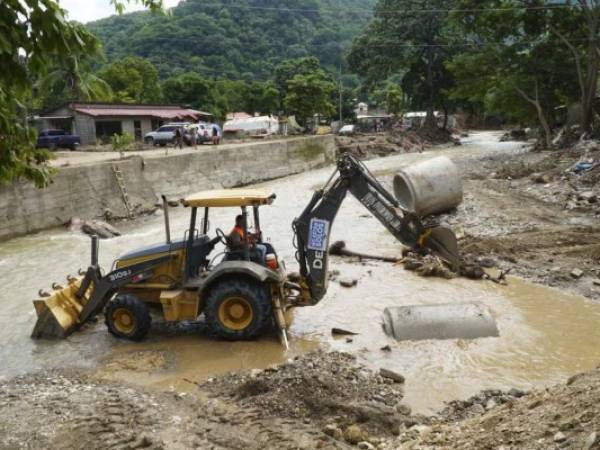 La red vial de Honduras resultó bastante dañada tras el paso de los huracanes Eta y Iota. Foto: EL HERALDO.