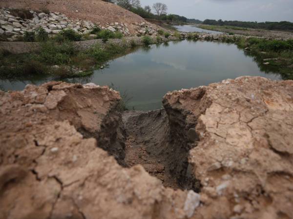 Las lluvias no han comenzado a caer y en la zona de la Costa de los Amates las bordas que se construyeron para mitigar las inundaciones ya reportan deterioro.