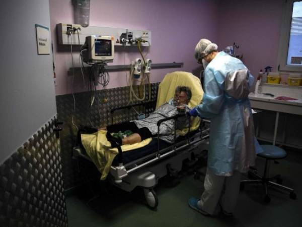 Una enfermera atiende a una anciana sospechosa de estar infectada con Covid-19 en el servicio de emergencia del hospital Andre Gregoire en Montreuil, al este de París, el 15 de octubre de 2020. Foto: AFP