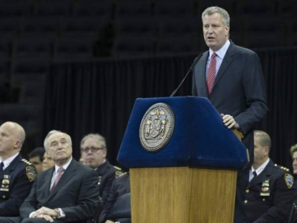 Aproximadamente una decena de personas en las gradas le dieron la espalda a De Blasio.