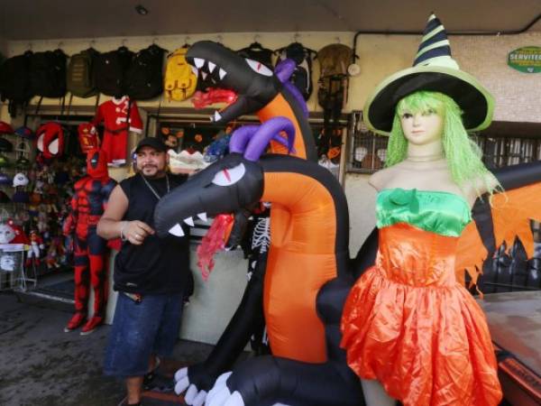 El negocio de Novedades Americanas es uno de los pocos comercios que ofrecen mercadería para Halloween. Foto: Efraín Salgado/EL HERALDO.