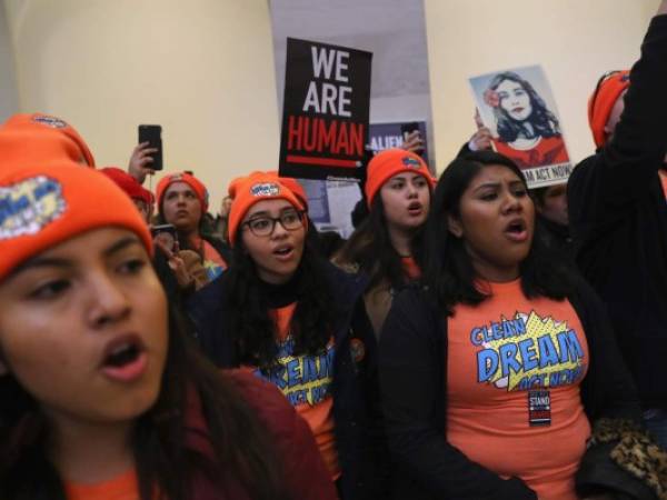 Es una concesión considerable: la minoría demócrata pedía en una legislación aparte la regularización de 690,000 'dreamers', los oficialmente registrados en el DACA. (Foto: AFP/ El Heraldo Honduras/ Noticias Honduras hoy)