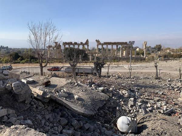 Las ruinas de un bombardeo israelí frente al Hotel Palmira de Baalbek, en el este del Líbano.