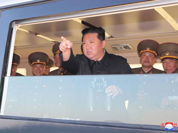 Kim dio el discurso la noche del lunes en un desfile para conmemorar el 90 aniversario de la fundación del Ejército Revolucionario del Pueblo Coreano en la Plaza Kim Il Sung de Pyongyang.