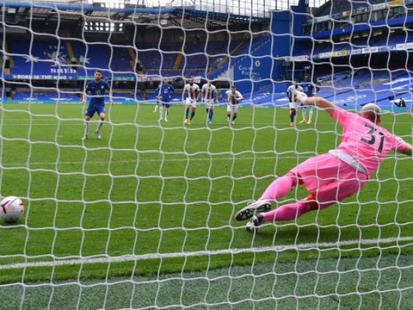 El mediocampista italiano de Chelsea, Jorginho, anota la primera penalización y el segundo gol de su equipo durante el partido de fútbol de la Premier League inglesa entre Chelsea y Crystal Palace. Foto: AFP