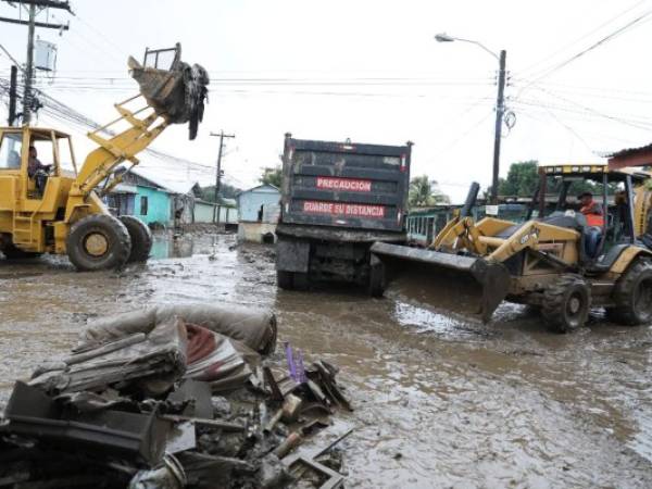 Varias volquetas fueron cargadas con lodo y basura acumulada en el sector.