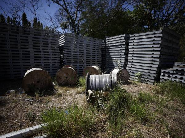 En el municipio de Ojo de Agua, Comayagua, continúa abandonado uno de los puentes Bailey comprados para la emergencia de los huracanes Eta y Iota.