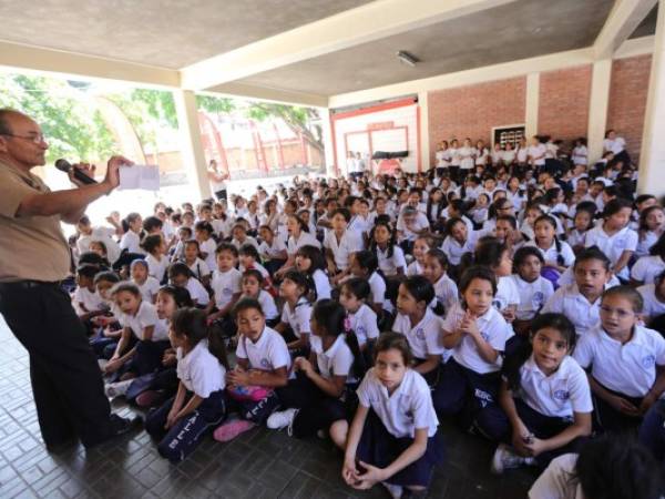 El director de la escuela José Cecilio del Valle, Wenceslao Tóvar, socializa con las alumnas las actividades finales de la campaña con la intensión de agenciarse el primer lugar.