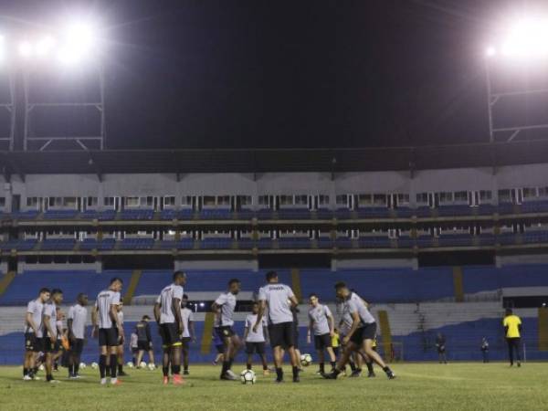 Los Leones entrenaron en Tela y se desplazaron a San Pedro Sula.