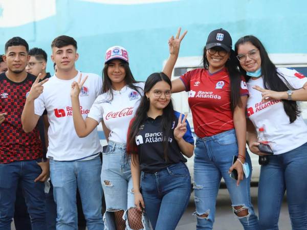 Entre amigos, con sus parejas y hasta solas llegaron las aficionadas del Albo para presenciar la final de ida entre el Olimpia y el Alajuelense. Aquí las bellas catrachas que captó el lente de EL HERALDO.