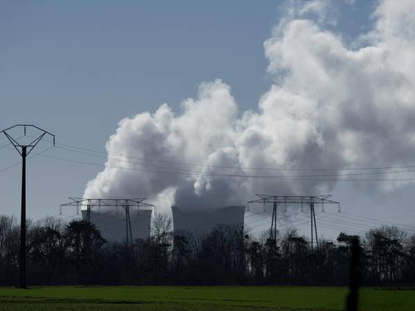 El vapor sale de las torres de enfriamiento de una planta nuclear en Saint Laurent des Eaux, en el centro de Francia.