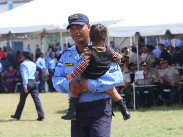 Algunos de los nuevos policías llegaron acompañados de sus familias a los actos de graduación.