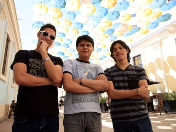 Brian Pagoaga, Isaac Bustillo y Esaú Velásquez, de Hibriduz Jazz, se preparan para participar en el Festival de Jazz de Belmundo.