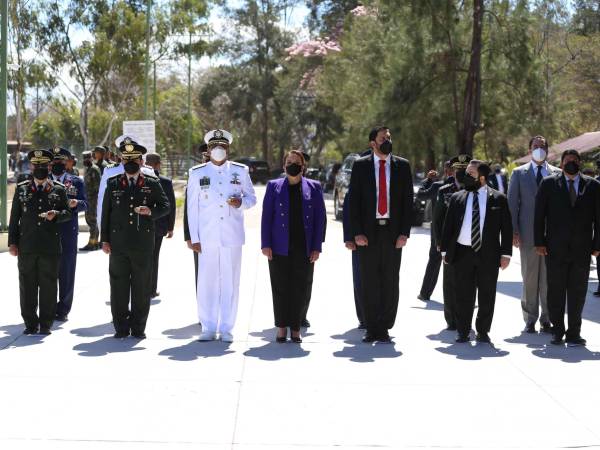 La presidenta Xiomara Castro al asumir en febrero de 2022 como comandanta de las Fuerzas Armadas. En la figura actual ella también es la titular del CNDS.