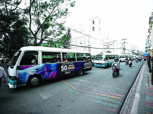 Por el centro de la capital transitan varias rutas que hacen un compás de espera para bajar y subir pasajeros