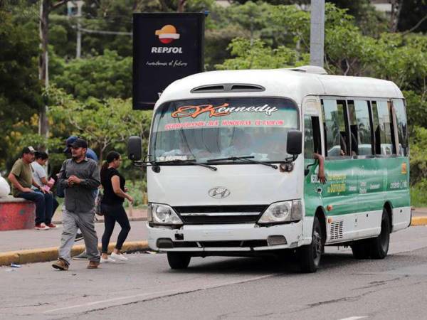 Los buses de la Cerro Grande, Kennedy y residencial Honduras recorrían de a poco sus rutas ayer. En El Reparto casi no habían.