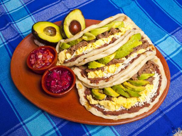 Los hondureños amamos las comidas copiosas y los sabores intensos como esta baleada plena de ingredientes.