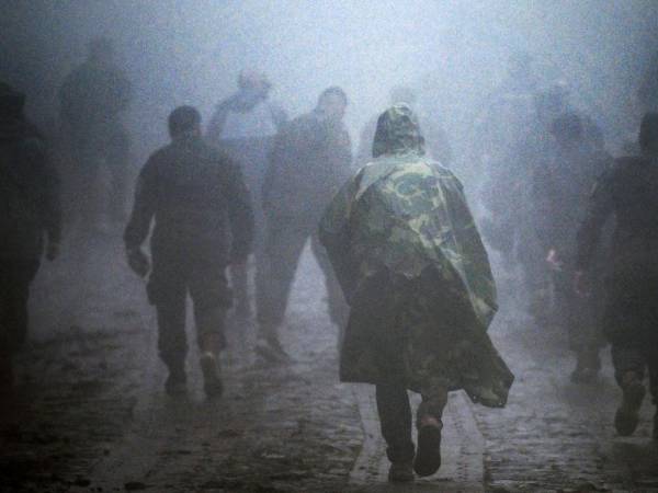 Miembros de las fuerzas armadas salvadoreñas caminan en el área donde cinco soldados murieron por un deslizamiento de tierra tras el paso de la tormenta tropical Julia, en Comasagua, El Salvador.