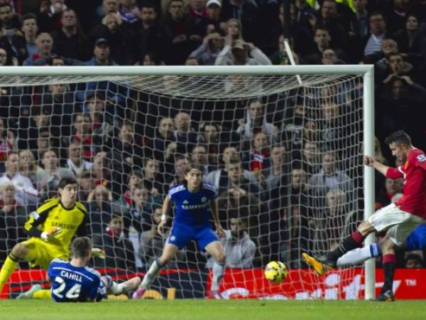 Van Persie aprovechó un rebote de Thibaut Courtois y mandó el balón al fondo de la red.