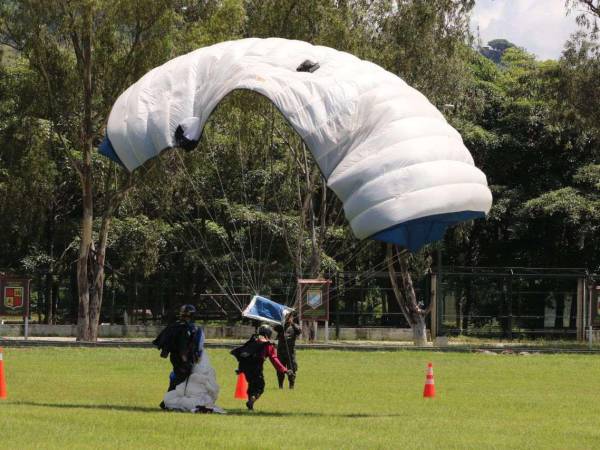 5,877 saltos libres ha realizado el mayor Óscar Orlando Matamoros, instructor y campeón en competencias.