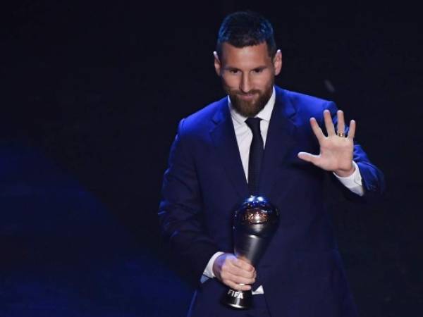 Milán, Lombardía: TOPSHOT - El alero argentino y barcelonés Lionel Messi reacciona después de ganar el trofeo al Premio al Mejor Jugador Masculino de la FIFA 2019, durante la ceremonia de los Mejores Premios de Fútbol FIFA, el 23 de septiembre de 2019 en Milán. / AFP / Marco Bertorello