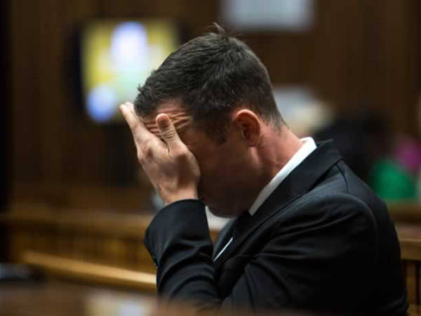 Oscar Pistorius continúa en el juicio en su contra por el asesinato de su novia.