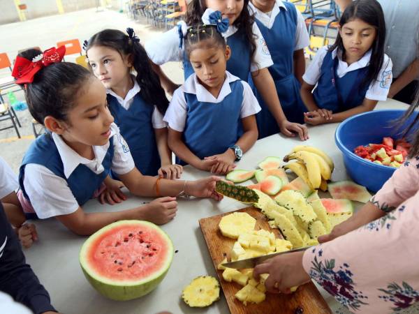 Los niños elaboraron un delicioso tutifruti; aprendieron a cuidar de su cuerpo y mente.