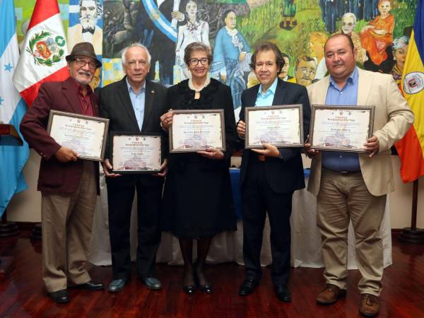 La entrega de los homenajes se realizó ayer en el Paraninfo Ramón Oquelí de la Universidad Pedagógica Nacional Francisco Morazán (UPNFM).