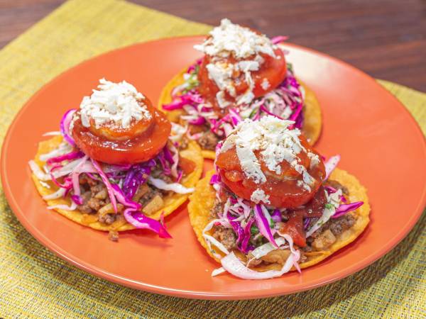 Arma cada enchilada inmediatamente antes de servirla para evitar que la tortilla absorba el líquido y se ponga aguada.