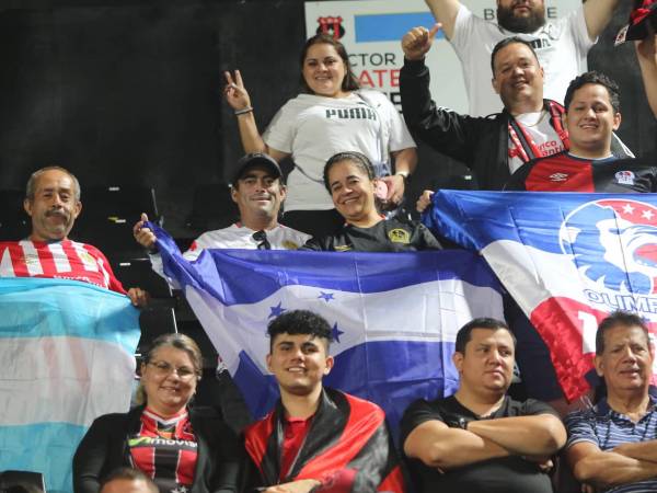 Varios aficionados hondureños y ticos acudieron al estadio Alejandro Morera Soto para presenciar la final de vuelta de Liga Concacaf 2022 entre Alajuelense y Olimpia. EL HERALDO realiza una cobertura especial del encuentro. A continuación las mejores imágenes de los hinchas.