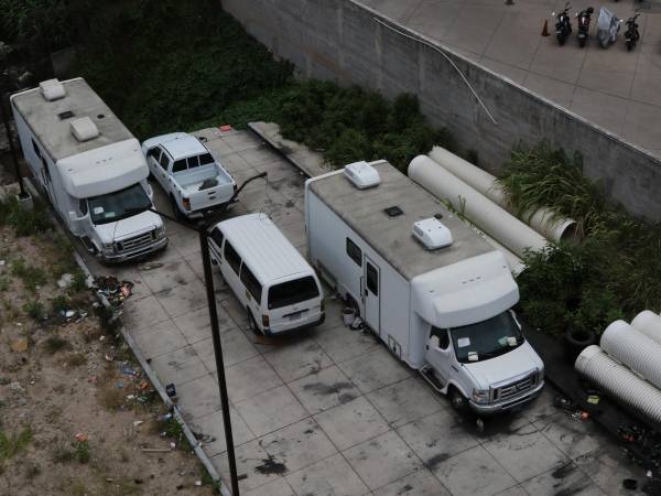 La Unidad Investigativa de EL HERALDO Plus ubicó las dos modernas clínicas móviles que Casa Presidencial mantiene botadas en un parqueo.