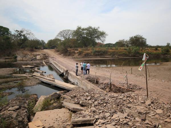 Este paso sobre el río Goascorán, en la Costa de los Amates, en Alianza, Valle, solo sirve a medias en temporada seca.