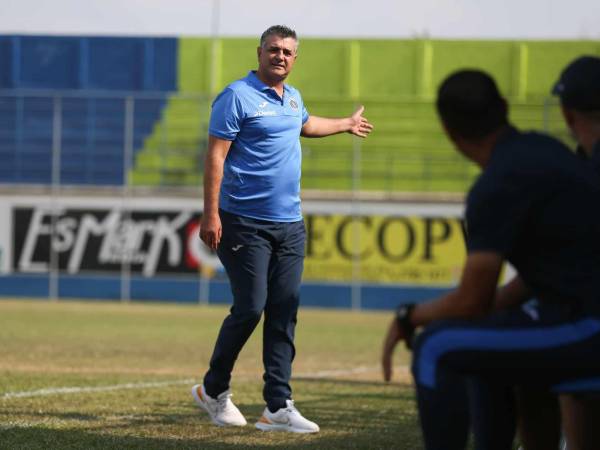 El entrenador de Motagua estuvo intenso en el banquillo mientras se jugaba el Olancho FC ante el Ciclón.