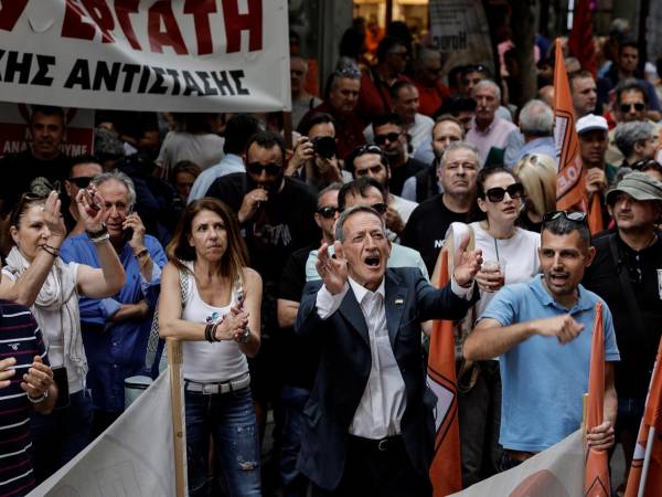 Trabajadores griegos protestaron en Atenas en una huelga por bajos salarios y altos costos.