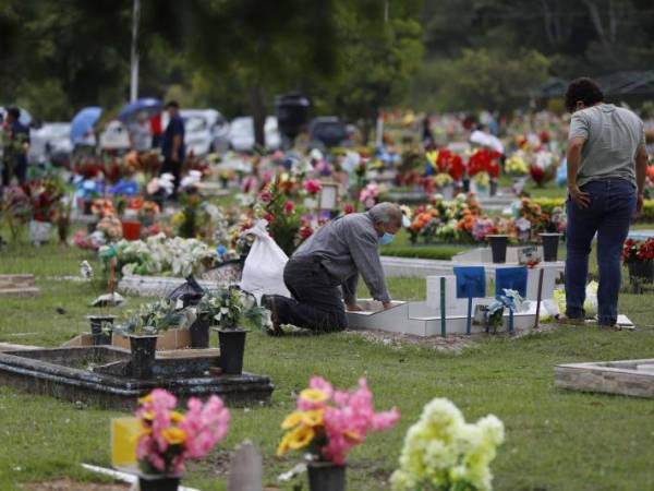 Los hondureños acudieron este miércoles a colocar flores a sus deudos fallecidos en el marco del Día de Difuntos. El ambiente estuvo lleno de emociones y recuerdos, pues la tradición, año con año, involucra a toda la familia. Aquí las imágenes captadas por EL HERALDO.