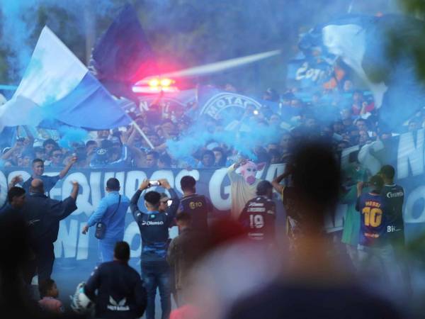 Los aficionados del Motagua montaron una fiesta en el Estadio Nacional Chelato Uclés y aquí te dejamos las mejores postales.