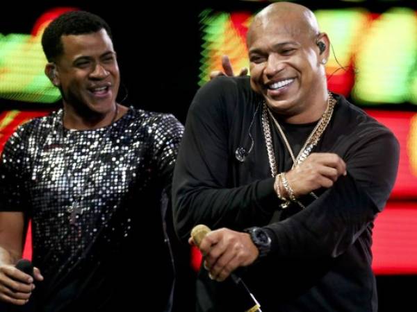 En esta foto del 22 de febrero del 2018, Randy Malcom y Alexander Delgado, del dúo cubano Gente de Zona, cantan en el Festival Internacional de la Canción de Viña del Mar, en Chile.